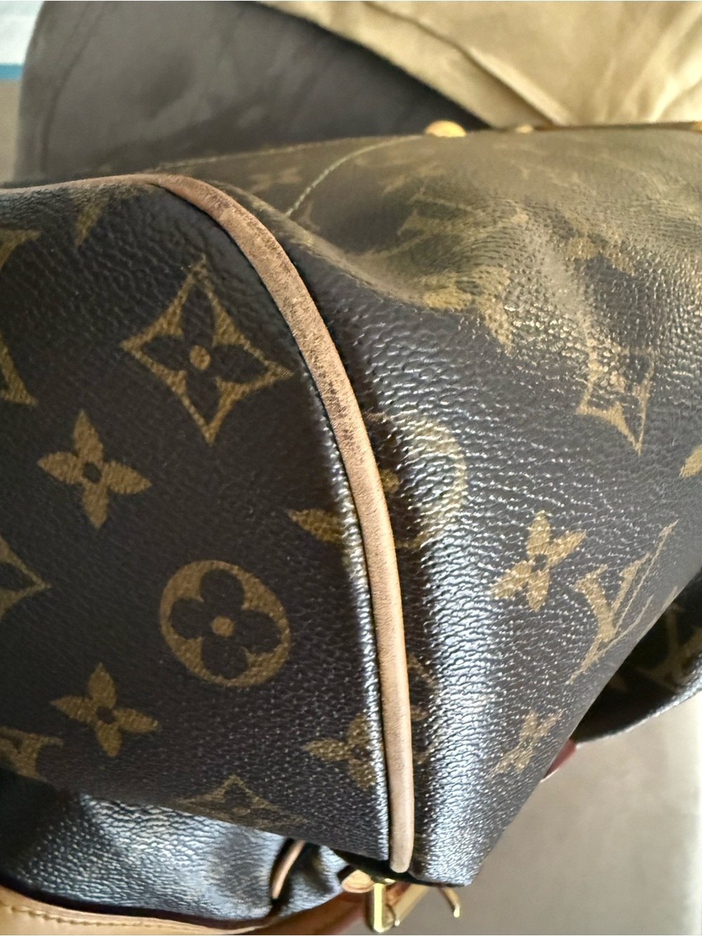 Louis Vuitton Tivoli GM Monogram Canvas Satchel with Natural Vachetta Handle - Picture 9 of 14